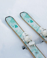 Head Kore 87 Ti Women damer skidor i vit design stående i snö