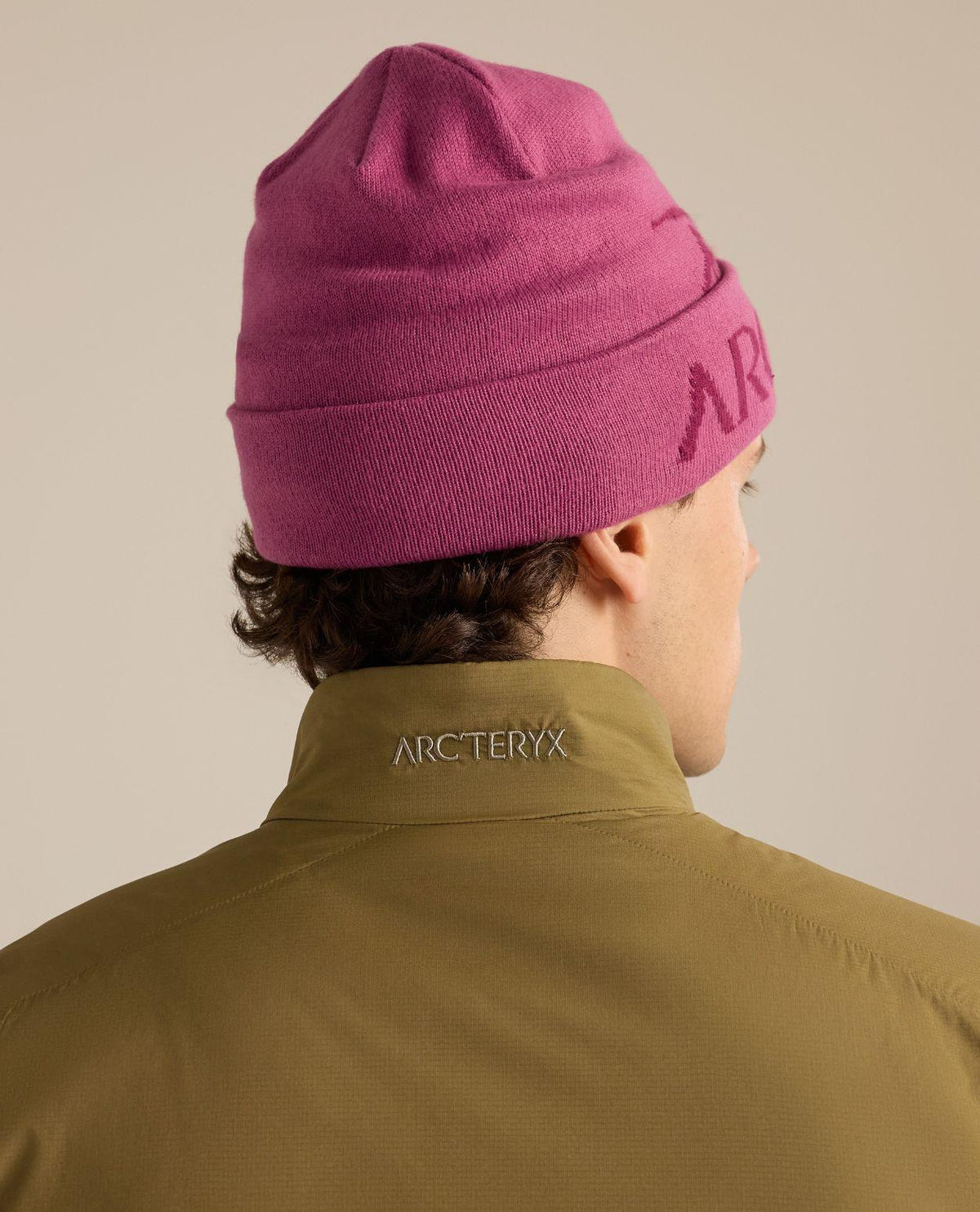 Rosa Arc'teryx Bird Word Toque mössa sedd bakifrån.