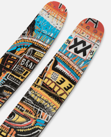 Völkl Revolt 121 26/27 parkskidor med färggrann och färgglad grafisk design på topparna.