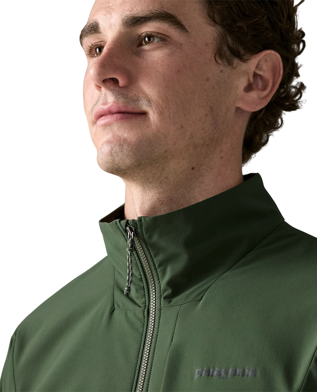 Närbild på Patagonia Nano-Air Light Jacket i färgen treeline green för herrar, med fokus på kragen och dragkedjan.