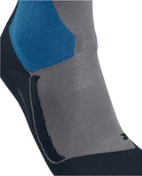 Falke SK4 Advanced Men - M.Grey Mel - Närbild på grå skidstrumpor för herr med blå häldetalj och vaddering
