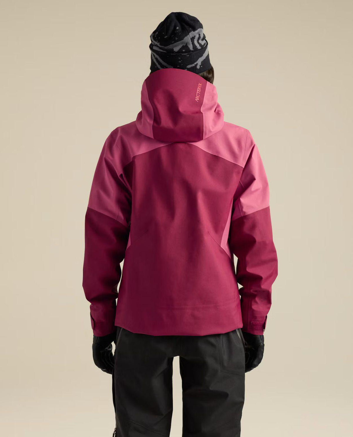 Baksida av den rosa skidjackan Arc'teryx Sentinel Jacket Women visad på modell.