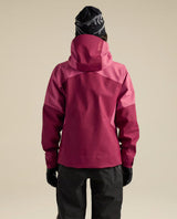 Baksida av den rosa skidjackan Arc'teryx Sentinel Jacket Women visad på modell.