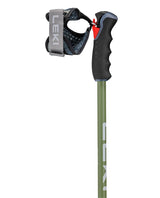 Leki Peak Vario TR teleskopstav med mörkolivgrön finish, ergonomiskt Trigger-grepp och ventilerande mesh-rem.
