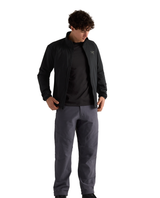 Manlig modell som bär den svarta mellanlagersjackan Arc'teryx Atom Jacket Men mot vit bakgrund.