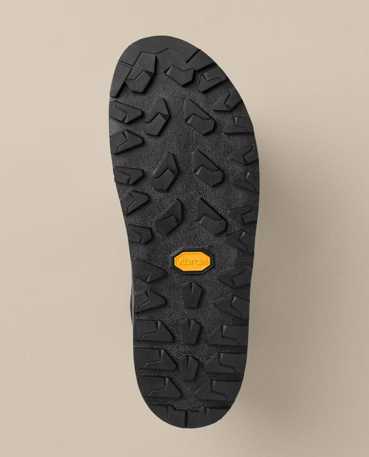 Undersida med Vibram-yttersula på den svarta skon Arc'teryx Kragg Mid som ger optimalt grepp på vandringen.