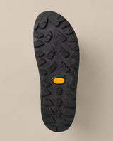 Undersida med Vibram-yttersula på den svarta skon Arc'teryx Kragg Mid som ger optimalt grepp på vandringen.