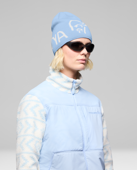 Norrøna /29 mid merinoUll Logo Beanie i färgnyansen Allure på modell med solglasögon. Alpingaraget