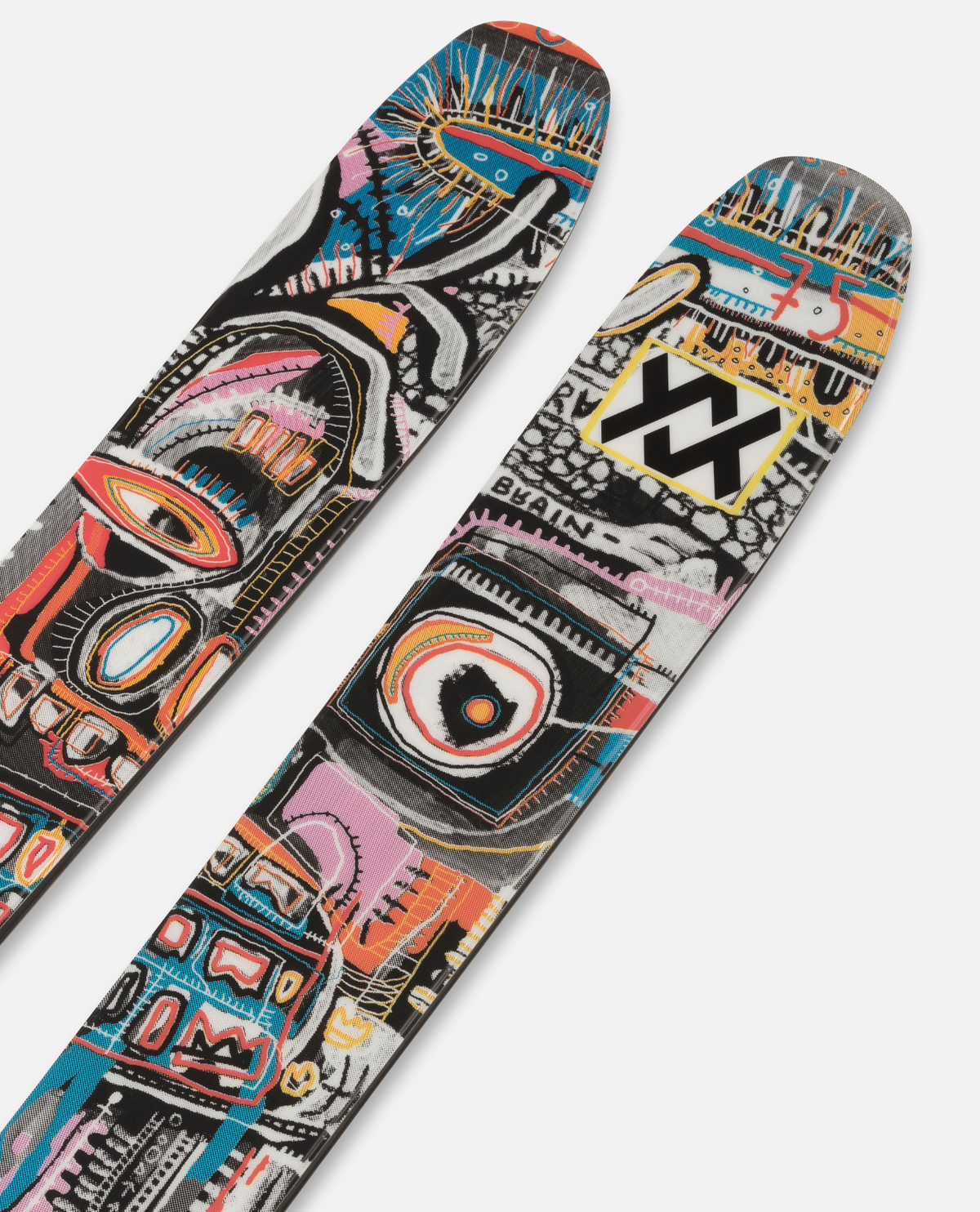 Völkl Revolt 101 allmountain-skidor med färgglad och konstnärlig toppdesign på en ljus bakgrund.