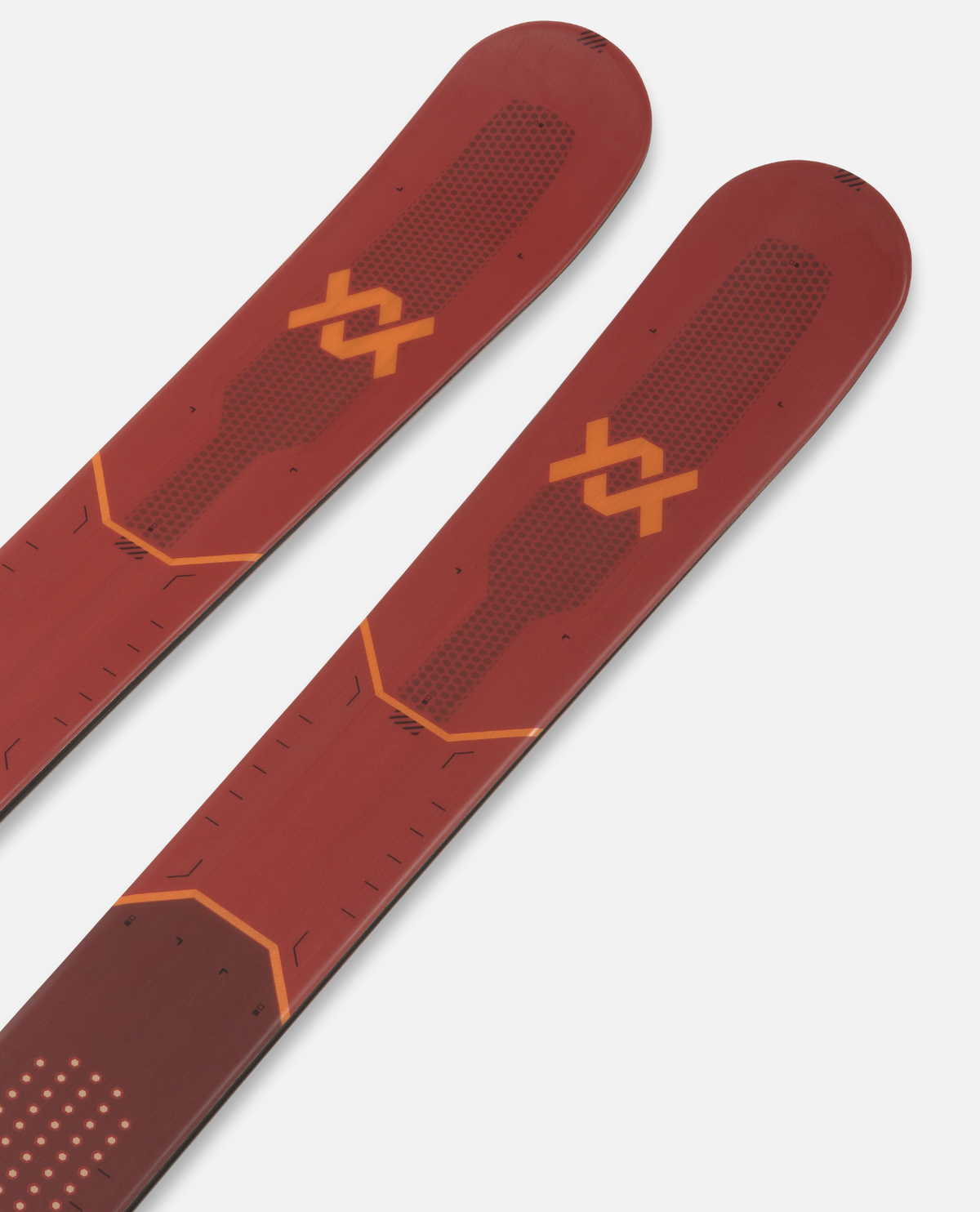 Völkl Mantra Junior juniorskidor med fokus på tip och detaljer i röd färg