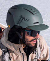 Julbo Hailot Freeride Mips i mörkgrönt och svart bärs av skidåkare under topptur i snö.