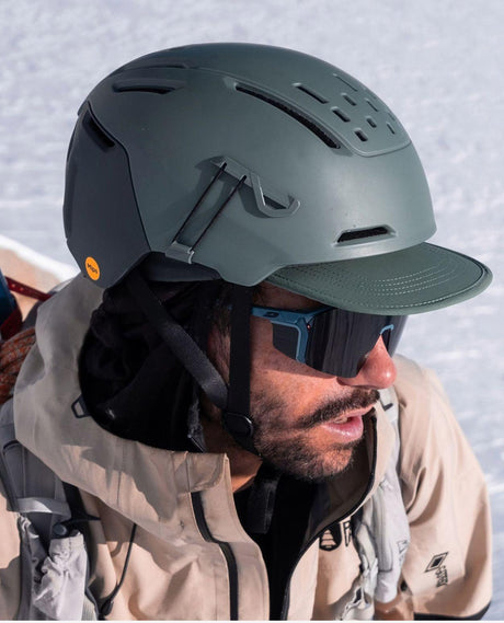 Julbo Hailot Freeride Mips i mörkgrönt och svart bärs av skidåkare under topptur i snö.