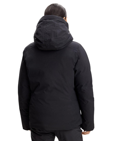 J.Lindeberg Oates Down Jacket Women bakifrån i svart färg med huva och logotyp från Alpingaraget.