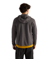 Arc'teryx Kyanite Hoody Men i grått moln visas bakifrån, ett funktionellt och skönt mellanlager för alpina äventyr.