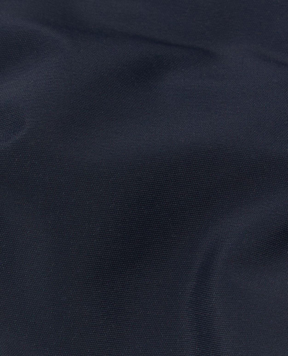 Närbild på det svarta yttertyget och texturen på Mammut Aenergy Air IN Hooded Jacket för herrar.