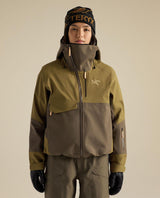 Arc'teryx Sidewinder Jacket Women i brun färg på modell - Skidjackor - Alpingaraget