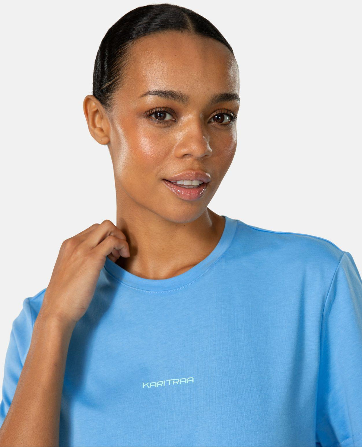 Kari Traa KT Graphic Tee i oceanblått, närbild på modell.
