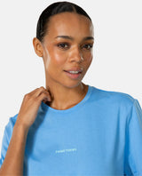 Kari Traa KT Graphic Tee i oceanblått, närbild på modell.