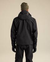 Baksida av svart Arc'teryx Rush Jacket för herrar visad bakifrån på modell.