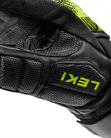 Leki WCR Pro Zero racehandske i läder med neongul logotyp och förstärkt skydd för alpina tävlingsåkare.