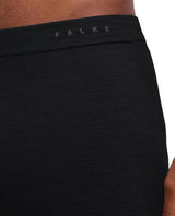 Närbild på midjan på svarta Falke Wool-Tech Light 3/4-underställsbyxor för herrar med diskret logotyp.
