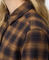 Fjällräven Övik Boxy Flannel Shirt Women i svart och träbrunt, detaljbild på axelparti och krage i mjuk flanell.
