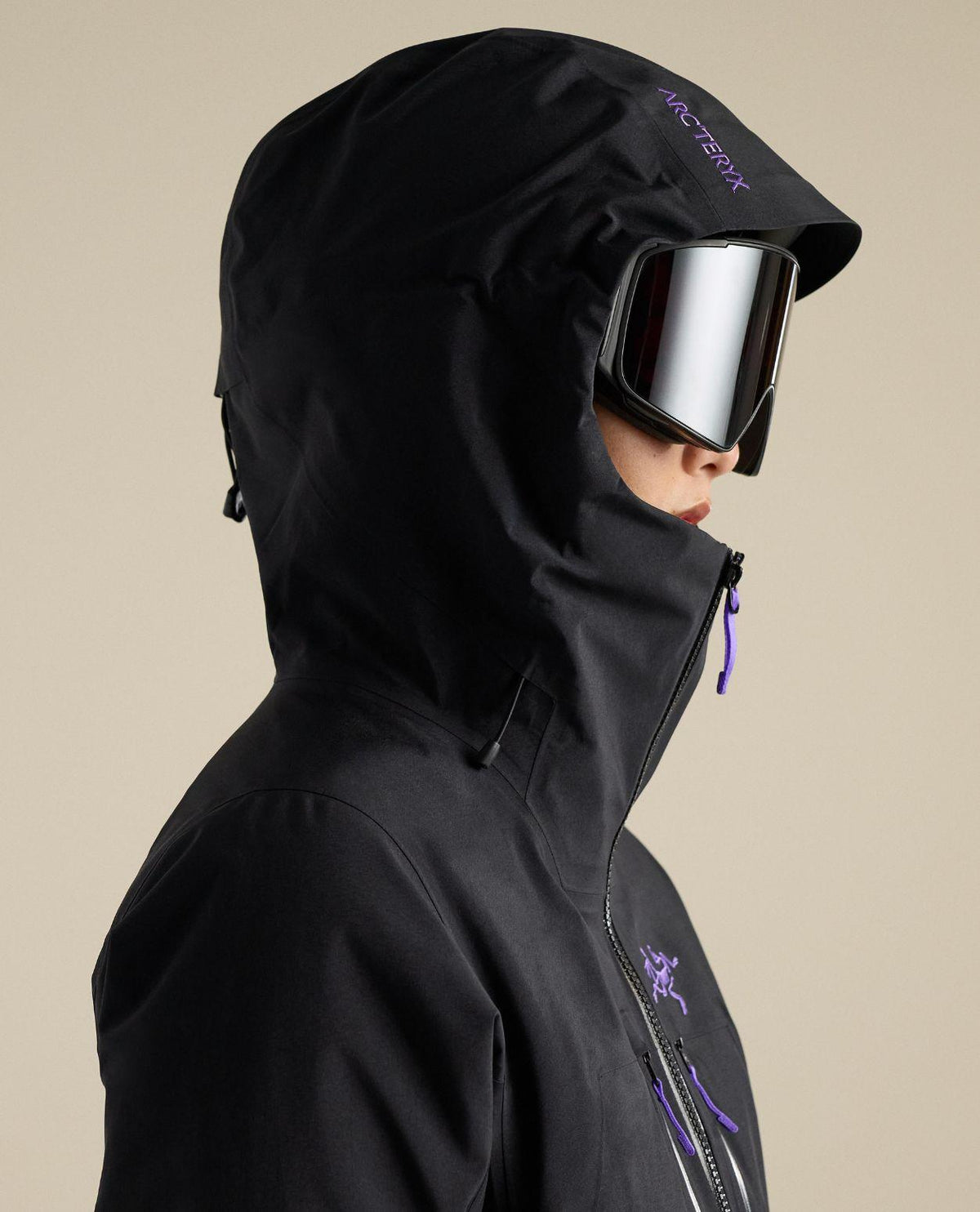 Arc'teryx Rush Jacket Women i färg black och violectric på dammodell för friåkning.