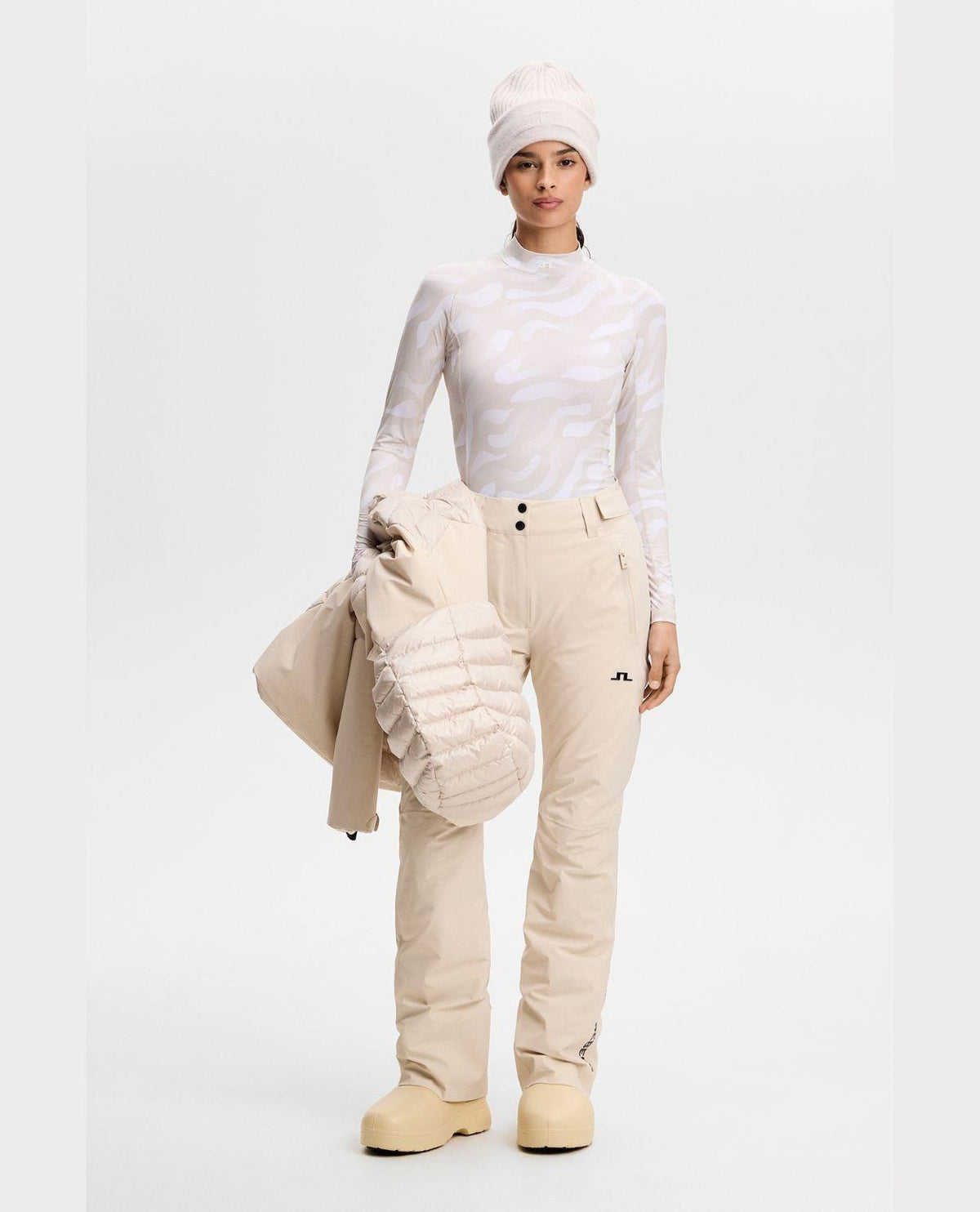 J.Lindeberg Elara Pant Women i färgen Moonbeam matchat med skidkläder för dam.