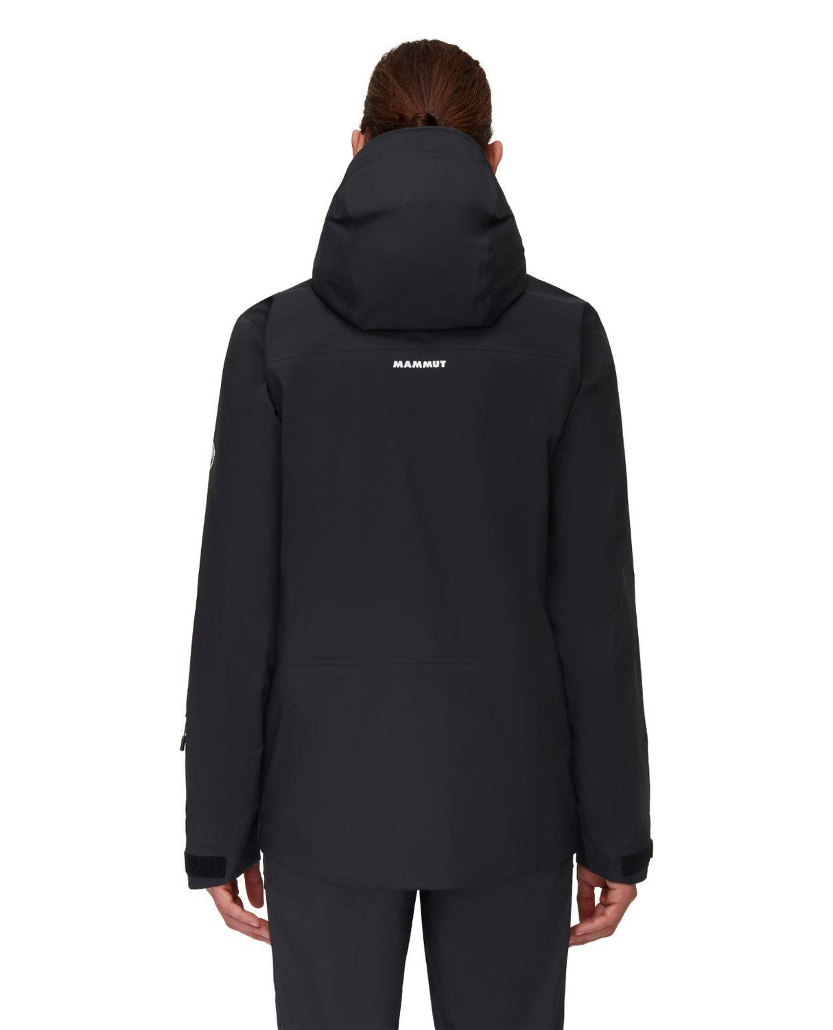 Mammut Haldigrat HS Hooded Jacket Men i svart färg visad bakifrån på skidåkare.