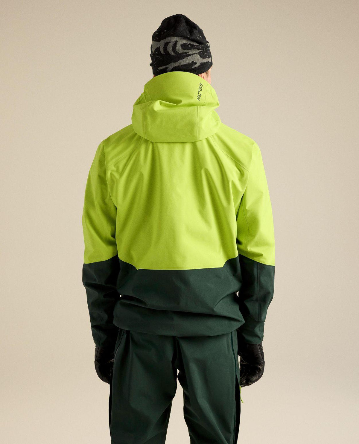 Arc'teryx Rush Jacket Men i Mantis/Dark Jade visad bakifrån på skidåkare, slitstark GORE-TEX-skidjacka.