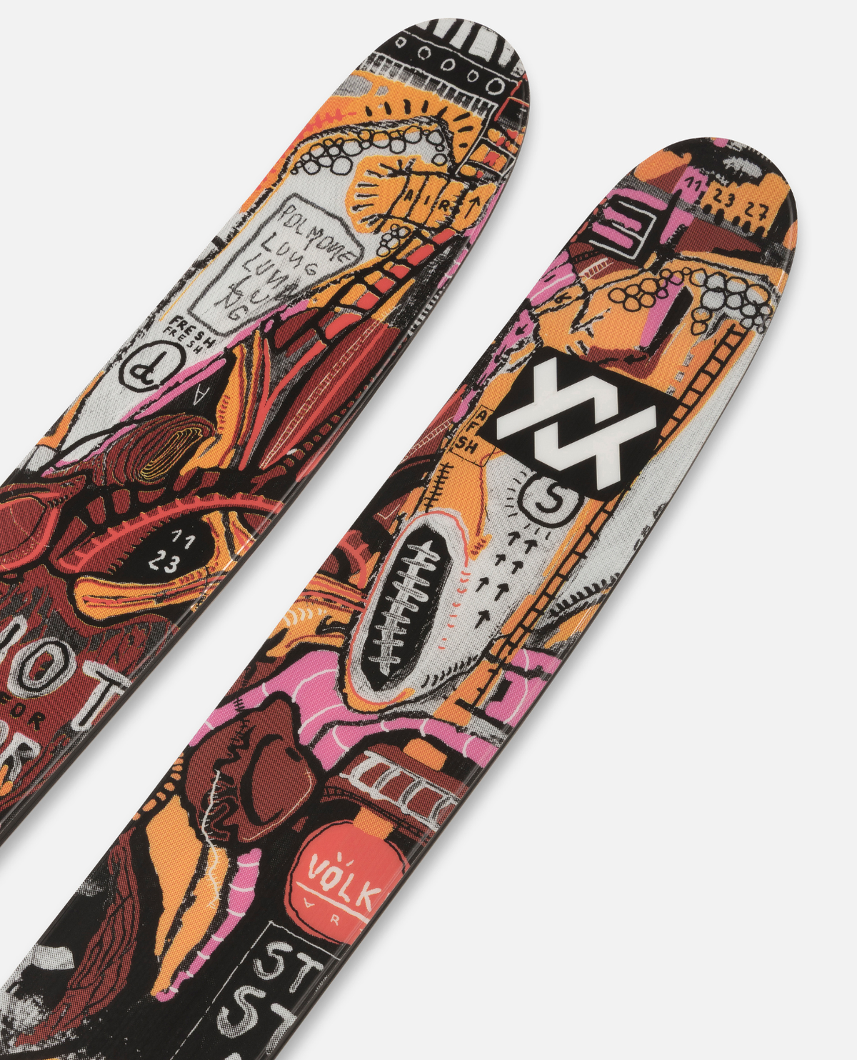Völkl Revolt 112 26/27 - Detaljbild på skidlarna med färgstark grafisk design och Völkl-logga