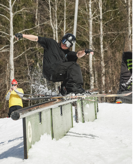 Skidåkare som gör ett railtrick i parken med Armada EDOLLO 91 parkskidor.