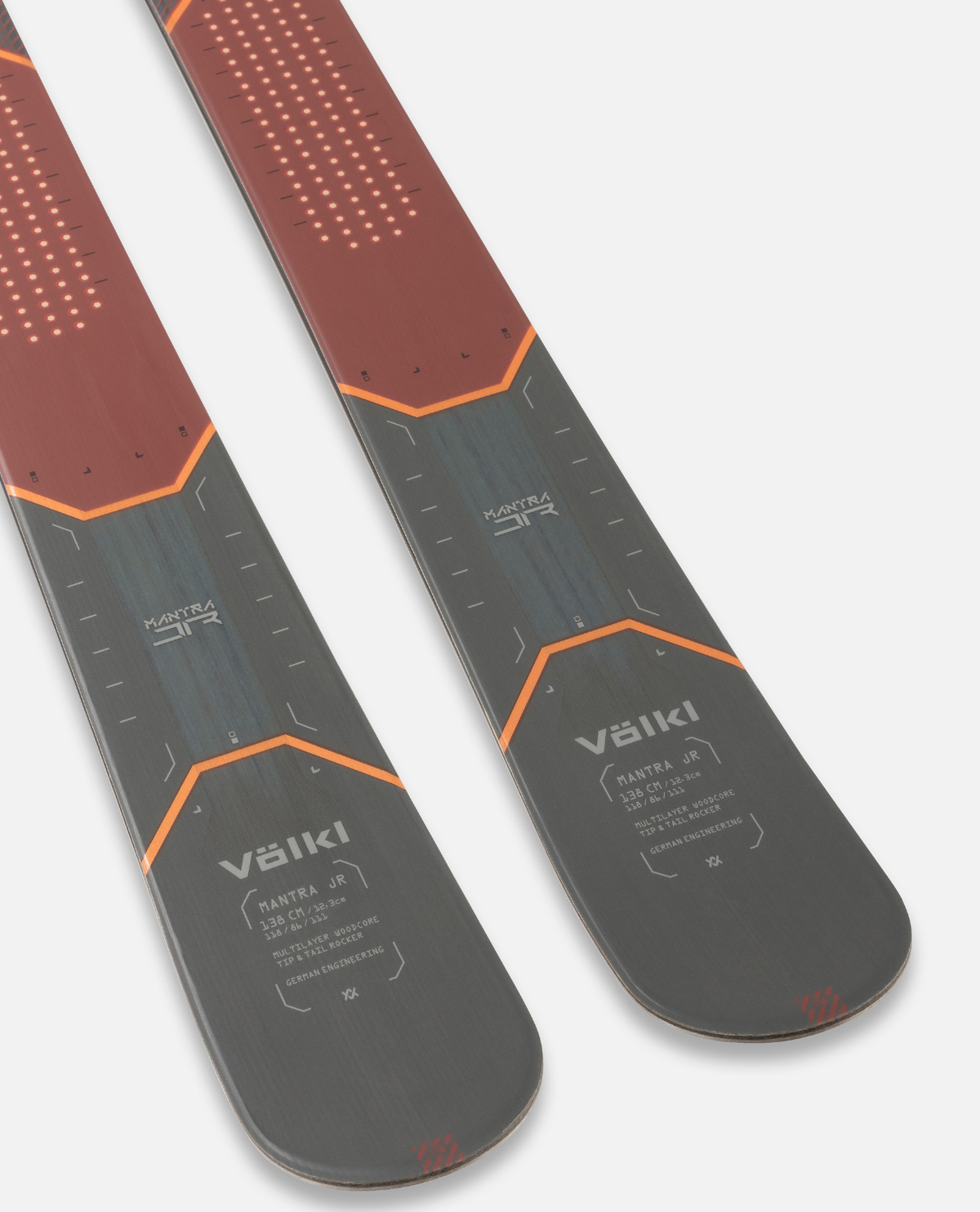 Völkl Mantra Junior juniorskidor i röd och mjuk design för unga friåkare.