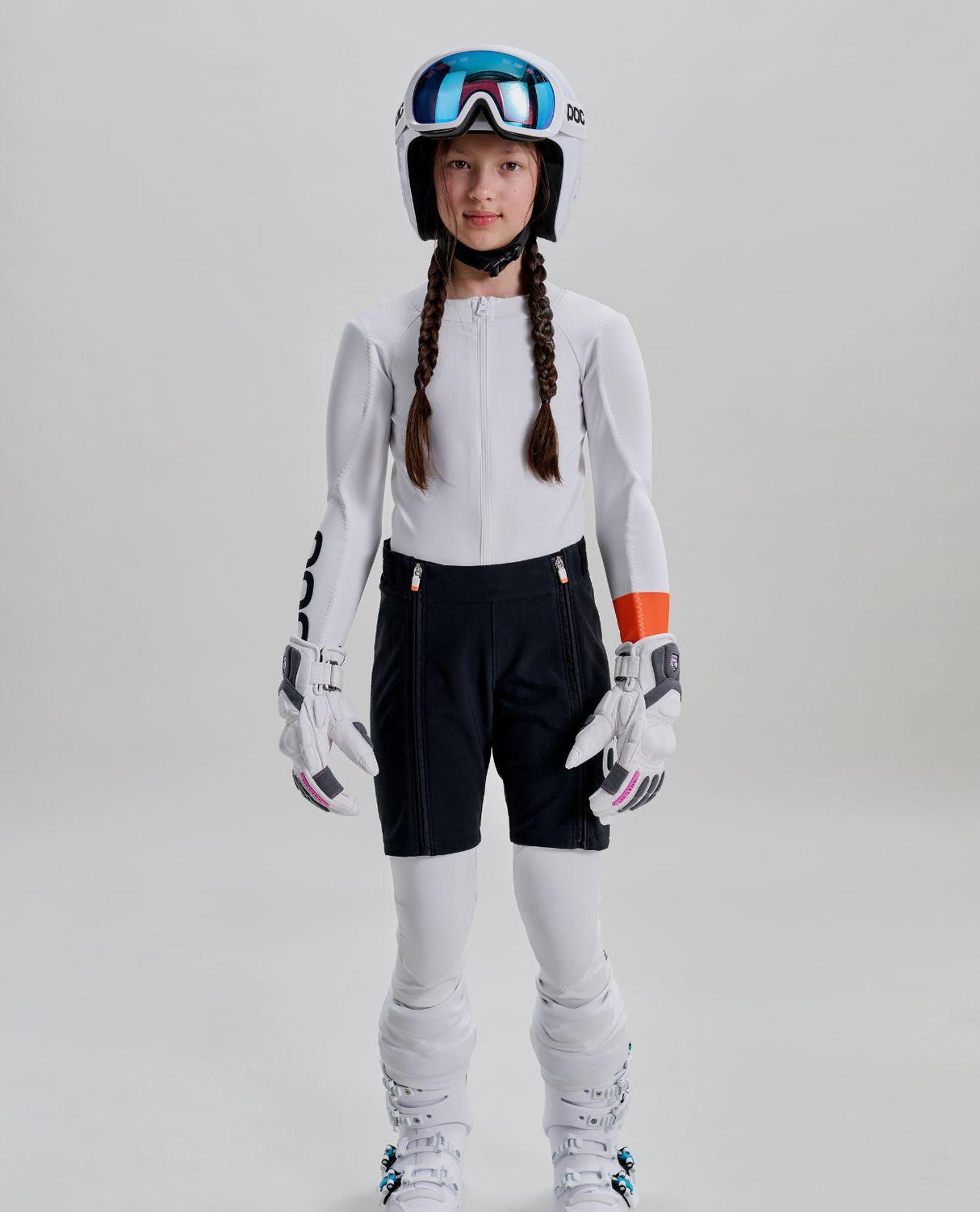 Junior skidåkare iklädd svarta POC Junior Race Shorts och komplett raceutrustning.