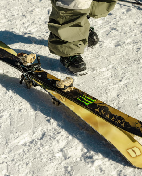 Armada BDOG 94 parkskidor i snön med monterade bindningar för kreativ freestyleåkning.