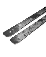 Blizzard Anomaly 84 svarta och grå offpistskidor i närbild med tydlig text och designdetaljer.