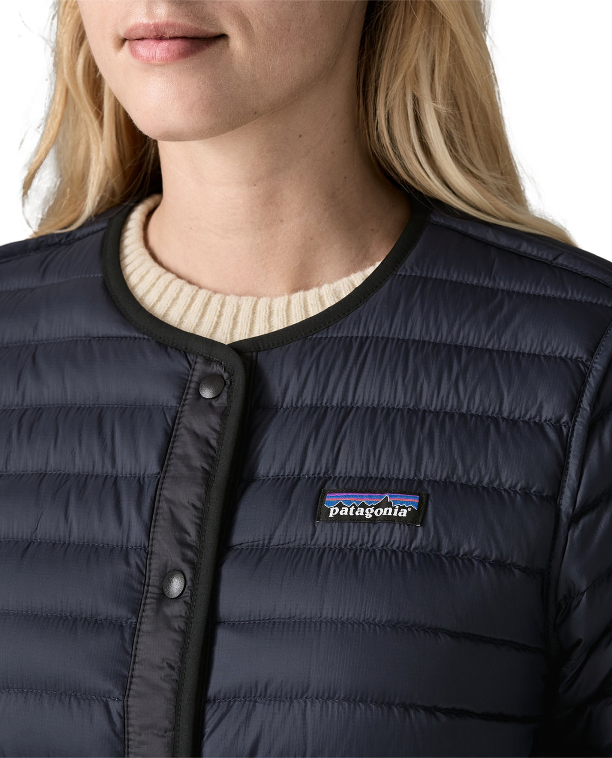 Patagonia LW Reversible Down Sweater Cardigan Women i svart färg som visar detaljer på krage och logotyp.