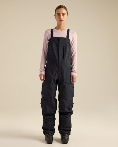 Arc'teryx Sentinel Bib Women - Svart skidbyxa för dam med hängslen framifrån.