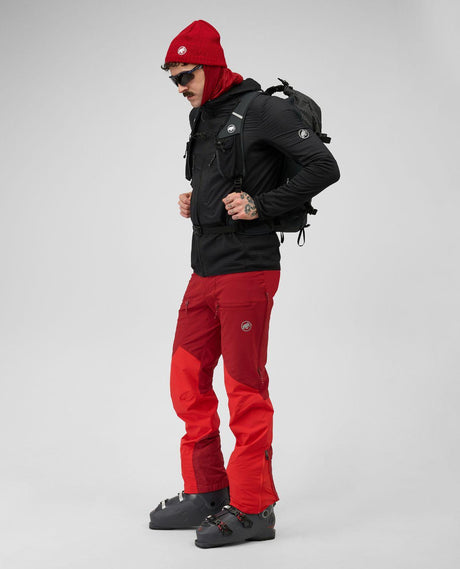 Mammut Aenergy ML Hybrid Hooded Jacket Men i svart på skidåkare i topptursterräng.