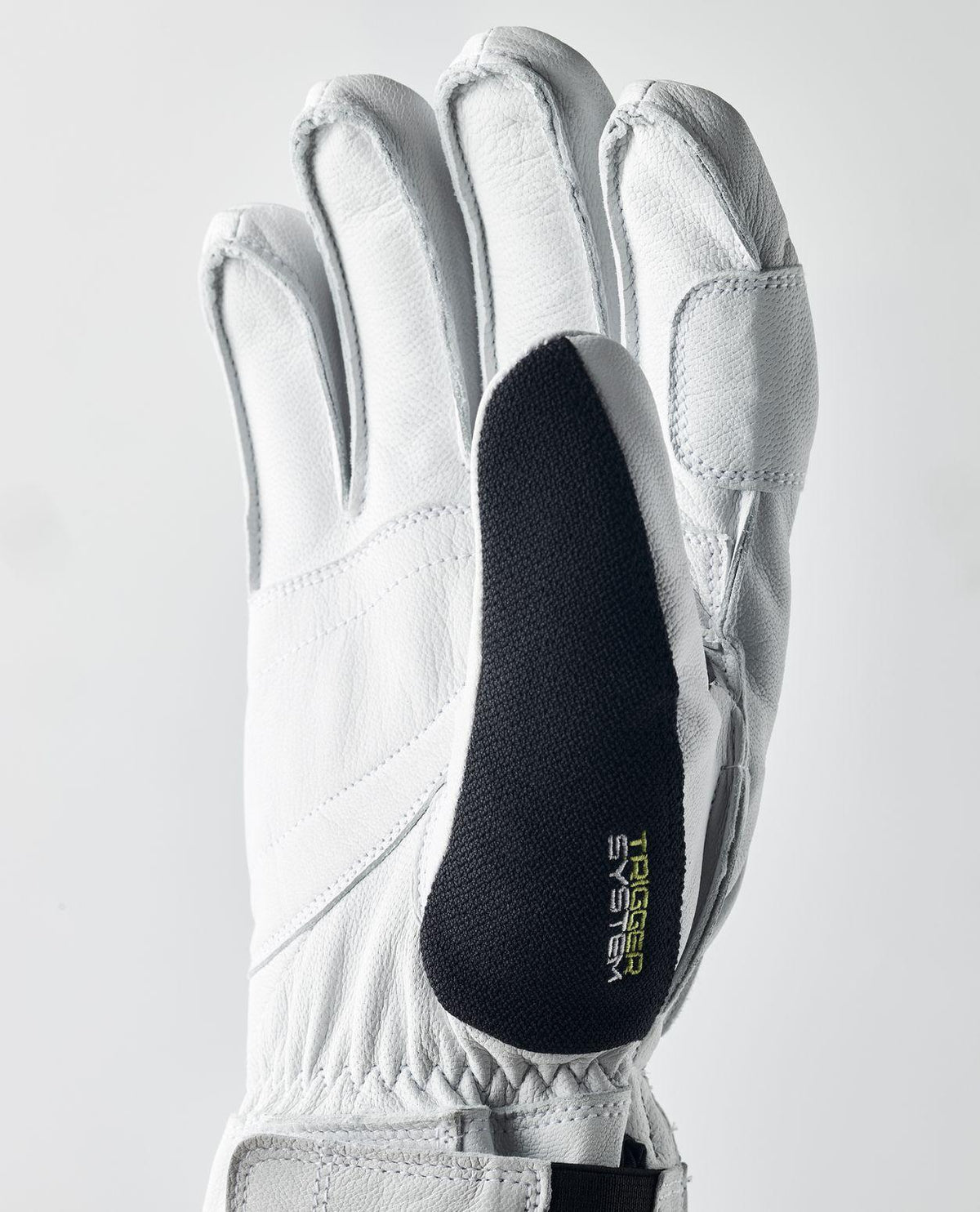 Hestra Army Leather Trigger 5 Finger skidhandske visas i närbild med fokus på handflatans fäste för LEKI Trigger-systemet.