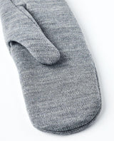 Närbild på Hestra Gravita Merino Liner Mitt i grått med stickad merinoullstruktur.