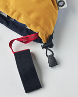 Hestra Army Leather Heli Ski skidhandske detaljvisning av snölås, dragsko och handledsrem i flerfärgad design