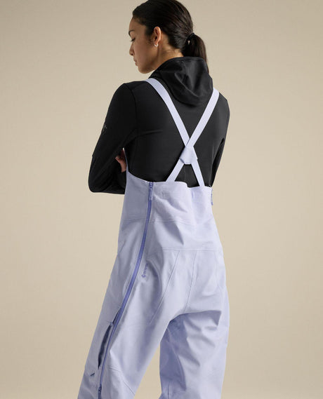 Arc'teryx Sentinel Bib dam i lila färgen Kasumi bakifrån visande hängslen och passform för skidåkning.