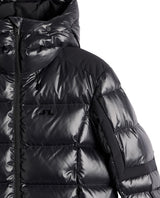 Närbild på J.Lindeberg Nerina Down Jacket för dam i svart, som visar det blanka dunmaterialet, huvan och detaljerna på axeln.