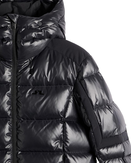 Närbild på J.Lindeberg Nerina Down Jacket för dam i svart, som visar det blanka dunmaterialet, huvan och detaljerna på axeln.