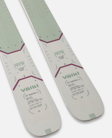 Närbild på Völkl M7 Mantra Women damtopptursskidor med detaljerad grafik och text på ovansidan.