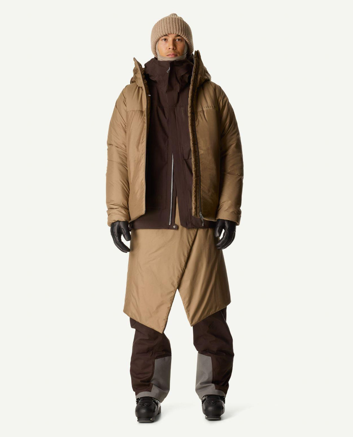 Manlig modell iförd Houdini Double Dunfri i färgen Elm Brown.
