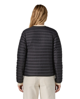 Patagonia LW Reversible Down Sweater Cardigan Women i svart, visad bakifrån på modell.