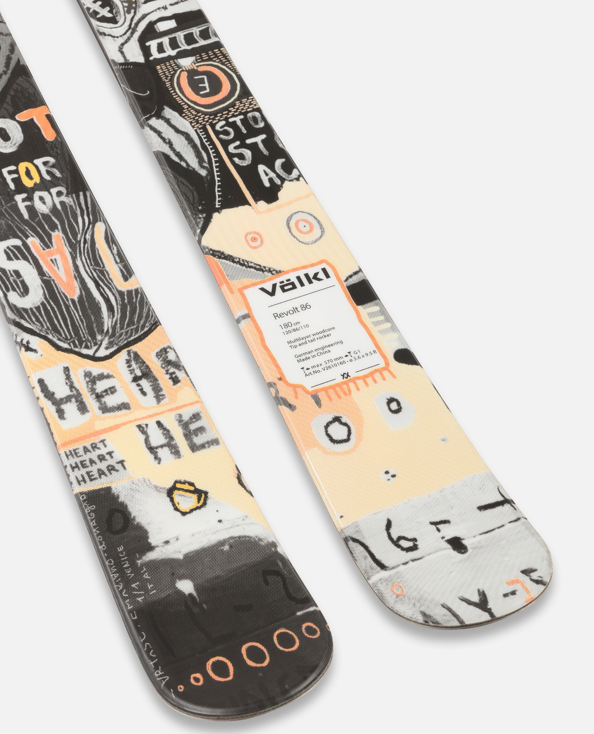 Völkl Revolt 86 parkskidor med detaljerad grafisk design och logotyp på ovansidan.