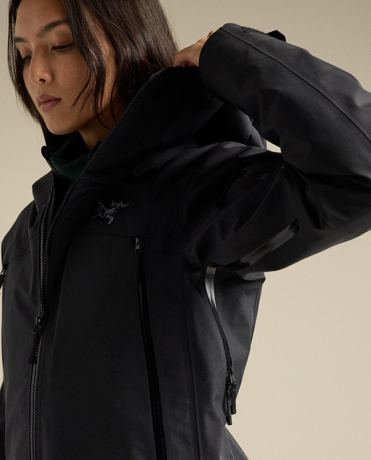 Arc'teryx Sentinel Jacket Women i svart färg som visar huva och GORE-TEX-material.